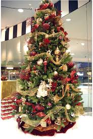 Christmas Tree Decorated With Gold Mesh Ribbon Christmas Tree Decorations Ribbon On Christmas Tree Victorian Christmas Tree