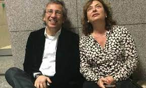 Can dündar kimdir, gazeteci, yazar, senarist, sunucu, film yapımcısı, film yönetmeni, belgesel film yapımcısı. Can Dundar Kimdir