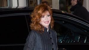 Mylène farmer lp n oublie pas tłumaczenie pl. Avec N Oublie Pas Mylene Farmer Tient La Corde Pour Decrocher Le Tube De L Ete