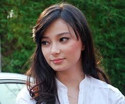 She has a Chinese mother and a Pakistani father.