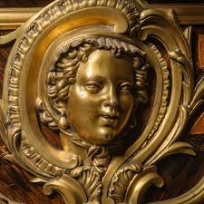 Bureau Plat à Têtes De Guerriers Antiques'