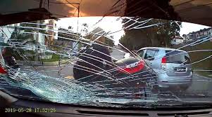 Hukuman denda rm10,000 yang dikenakan terhadap seorang lelaki digelar 'abang botak', yang rakaman videonya tular di media sosial kerana menghentak cermin hadapan sebuah kereta menggunakan topi keledar, kekal selepas pihak pendakwaan menarik balik rayuan di mahkamah rayuan di sini, hari ini. Pecah Cermin Kereta Mahkamah Jatuhkan Hukuman 12 Bulan Penjara Careta