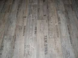Pvc Bodenbelag Holz Optik Planken Grau Mit Schriftzugen 400 Cm Breite Pvc Bodenbelag Pvc Planken Bodenbelag