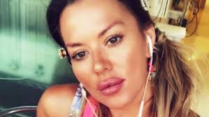 16/05bajo la consigna pre con kari jelinek la modelo encontró una manera de sumar dinero a sus arcas. El Mal Momento De Karina Jelinek La Sacaron Del Chat Familiar De La Bahia