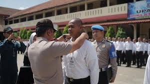 Dengan hormat demikianlah salah satu contoh surat lamaran kerja satpam atau security yang baik dan benar. 128 Peserta Diklat Satpam Gada Pratama Di Purworejo 12 Diantaranya Wanita Tribun Jateng