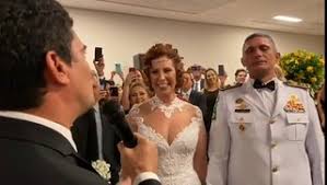 Carla zambelli vai se casar com o coronel aginaldo de oliveira, diretor da força nacional de segurança, informa igor gadelha na crusoé. Carla Zambelli Se Casa Em Brasilia Cerimonia Tem Moro Weintraub E Regina 15 02 2020 Uol Noticias