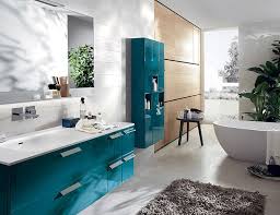 Bahkan di area terbatas, anda bisa memasukkan bak mandi di dalamnya. Desain Kamar Mandi Dengan Wastafel Unik Dan Elegan