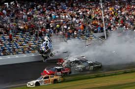 Einen Tag Vor Dem Weltberuhmten Daytona 500 Rennen Hat Ein Schwerer Unfall Die Nascar Crash Daytona Races Nascar