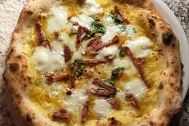 Impasto medio morbido lavorato a lungo come il pane, poi steso nelle teglie e farcito. Le Dieci Pizze Bianche Non Perdere Luciano Pignataro Wine Blog