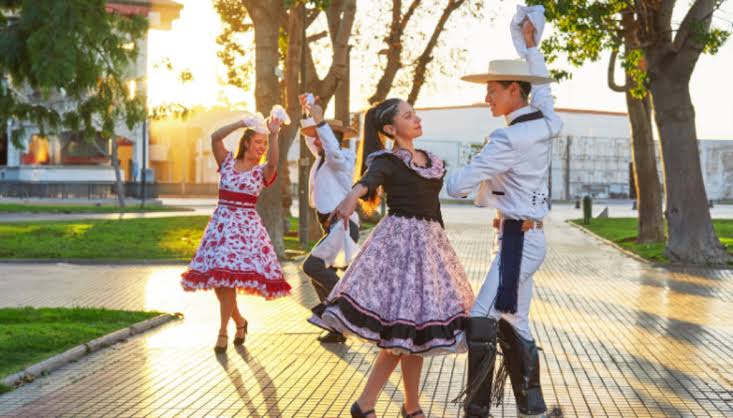 Одним із головних символів Fiestas Patrias є fondas та ramadas