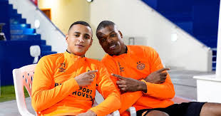 Denzel dumfries statistics and career statistics, live sofascore ratings, heatmap and goal video denzel dumfries football player profile displays all matches and competitions with statistics for all the matches he played in. Denzel Dumfries Vader Dumfries En Wilnis Neven Met Een Vechtershart Als Iemand Iets Weet Van Doorzetten Is Hij Het Wel Psv Ed Nl Denzel Dumfries Pictures Articles And News Ji Greco