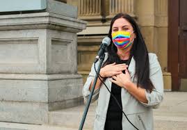 1986 veya 1987 doğumlu) bir olduğunu kanadalı temsil etmek seçildi politikacı binme ait fredericton içinde kanada avam kamarası içinde 2019 kanada federal. Mp Jenica Atwin Wins Rising Star Award For Maclean S Magazine The Aquinian