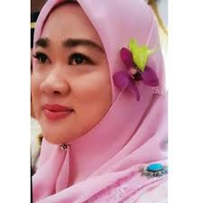 PIC OF THE DAY: Jarang kita berpeluang melihat pakaian tradisi dari Sabah,  Negeri Di Bawah Bayu ini bukan? Menurut pengirim gambar, Linda Anne Ensil,  mereka sekeluarga telah sepakat untuk memakai pakaian tradisi