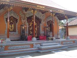 Adanya gapura sebagai pintu masuk. Mengintip 9 Rumah Adat Bali Yang Penuh Keunikan Dan Filosofi
