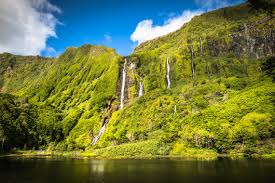 Com uma superfície de 143,11 km2, comprimento de 17 km e largura máxima de 12,5 km. Flores Acores Pontos De Interesse E Locais A Visitar