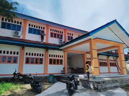 Sekolah berfungsi sebagai unit yang mengembangkan kurikulum, silabus, strategi pembelajaran, dan sistem penilaian. Profil Sma Negeri 1 Biak