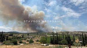 Ενισχύθηκαν οι πυροσβεστικές δυνάμεις που επιχειρούν στην φωτιά που ξέσπασε νωρίτερα σε αγροτική έκταση στο καλέντζι. Brtrocpyj19kam