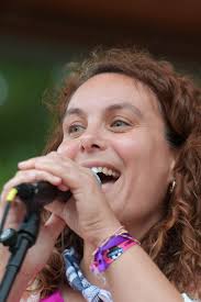 Voy ya con las imágenes del campeonato de irrintzis organizado por Denbora  Kolpeka dando visibilidad a la asociación Autismo Euskadi y a la grandiosa  labor que hacen las chicas de "Pon música