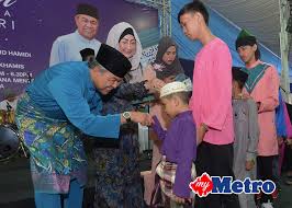 Majlis rumah terbuka hari raya aidilfitri perdana menteri dan anggota kabinet. 32 000 Hadiri Rumah Terbuka Aidilfitri Tpm
