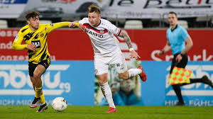 Rwe rückt bis auf einen zähler an die zweite mannschaft von borussia dortmund heran, die sich (komischerweise) bis auf drei spieler die bei der ersten mannschaft aushelfen müssen, aktuell in. Zmnv17omb1mgsm