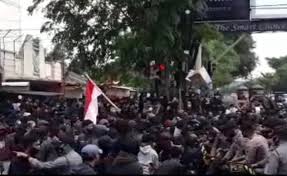 Lowongan kerja samsat sukoharjo / lowongan kerja samsat sukoharjo jadwal samsat keliling kabupaten karanganyar terbaru januari 2021 gingsul com bila info pekerjaan wilayah sukoharjo ini sobat rasa bermanfaat mohon kiranya patu usia. Demo Tolak Omnibus Law Di Dekat Pintu Masuk Univet Sukoharjo Diwarnai Saling Dorong Dan Lempar Air Mineral Joglosemar News