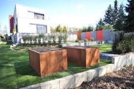 Moderner Garten Mit Cortenstahlhochbeete In 2020 Gabionen Gartengestaltung Outdoor Dekorationen