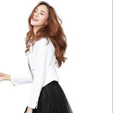 Des blousons à avoir absolument et qui deviendront vos pièces préférées. Veste En Jean Blanche Femme Vos Nouvelles Tendances Jean Spot Jean Spot La Mode En Jean Pour Tous