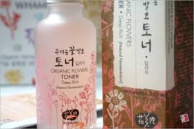 This moisturizing toner is enriched with extracts of chrysanthemum and rice and galactomyces. Whamisa Organic Flowers Fermented Toner And Facial Mask