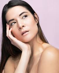 Makeup tutorial in the bathroom live now