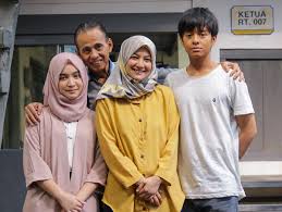 Jun 16, 2021 · dua garis biru ditayangkan pada tanggal 11 juli 2019, menjadi film indonesia dengan jumlah penonton hari pertama terbanyak kedua sepanjang saat itu. Review What We Like And Don T Like About Dua Garis Biru Entertainment Rojak Daily