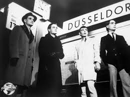Det stora genombrottet kom 1974 med den legendariska autobahn. Kraftwerk Co Founder Florian Schneider Has Died Npr