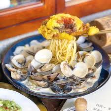 instagram의艾瑪斯 艾吃日記 台南高雄 嘉義台中 台北美食吃透透님 村口微光 今天平安夜 大家想好怎麼過了嗎 這間在逢甲巷弄內的義大利麵 燉飯評價都有在水準之上 之前也蠻多人推薦分享挺適合今天揪三五好友來品嚐順便交換禮物呢