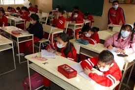 Los padres, además de acompañar a sus hijos en las clases virtuales, deben entretener a los más pequeños sin salir de casa. Alumnos De Jalisco Vuelven A Las Aulas Tras Un Ano De Clases Virtuales 24 Horas