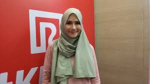 Official facebook page of meccanism hijab fashion brand owned by zaskia. Alasan Zaskia Mecca Bebaskan Anak Pilih Busana Sendiri Okezone Lifestyle