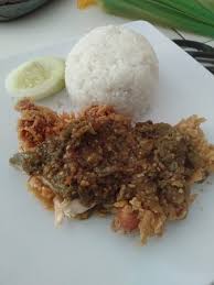 Nasi uduk ayam penyet tahu tempe komplit nasi uduk ayam penyet +tahu tempe +kerupuk +th gelas. Ayam Geprek Sambal Ijo Disini Mantap Ayamnya Gurih Dan Sambalnya Pas Pedasnya Harganya Gak Mahal Tiap Lewat Rogojampi Selalu Makan Disini Photo De Rina Fried Chicken Banyuwangi Tripadvisor