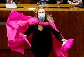 Pamela jiles corriendo como la abuela tsunade #retirofondos la plata es de las personas no suya: Una Diputada Chilena Celebro Corriendo Como Naruto Tras La Aprobacion Del Proyecto Para El Retiro De Fondos De Pensiones Infobae