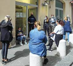 Presso il banco dei pegni era possibile acquistare merci di vario genere a prezzi a dir poco vantaggiosi e farsi scappare una simile occasione per gli affaristi era a dir poco impossibile. Napoli In Fila Al Banco Dei Pegni Fedi E Bracciali Raccontano La Lotta Per La Vita Corrieredelmezzogiorno It