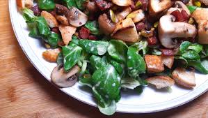 Croutons Und Krosser Speck Auf Feldsalat In 2020 Feldsalat Rezepte Croutons