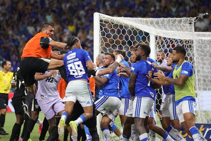Cruzeiro x Atlético-MG: súmula confirma 23 expulsões após confusão generalizada; veja | Ge