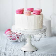 Le wedding cake, qui, de nos jours, remplace bien souvent la traditionnelle pièce montée, reste la pièce maitresse de la sweet table mariage. Recette Wedding Cake Au Chocolat Et Aux Macarons Marie Claire