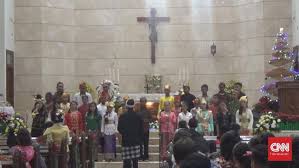 Pastor kepala paroki st theresia bongsari, romo eduardus didik chahyono sj, memaparkan. Jemaat Di Mojokerto Rayakan Natal Dengan Baju Adat Nusantara