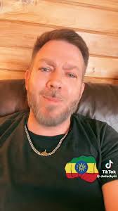 የአዲስ አበባ ሴቶች መኪና ይወዳሉ ሲባል ሰምቶ ገና ዳይፐሩን ሳይጥል መኪናዋን እያጠነናት  ነው😀😀😀😀😀😀😀😀😀😀😀