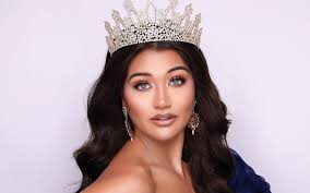 Nhan sắc cá tính, nóng bỏng của người đẹp tóc xù vừa đăng quang Hoa hậu Hòa  bình Anh 2022