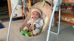 Bouncer otomatis nyaman untuk bayi. Bayi Menikmati Bermain Di Atas Ayunan Otomatis Youtube