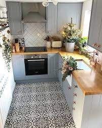 10 Layouts Perfekt Fur Jedes Ihren Kleinen Kuchenbereich Kitchenisland Kitchendesign Kitch Fur Ihren Tiny Kitchen Design Tiny Kitchen Kitchen Design