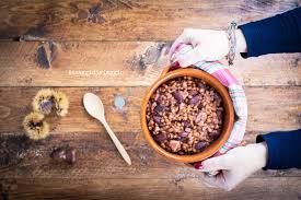 Impiattare nel tegamino le castagne, i fagioli e i funghi porcini, che devono essere prima messi insieme con un po' d'acqua e cotti fino al primo bollore. Zuppa Di Farro Fagioli E Castagne Assaggi Di Viaggio