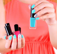 Esmalte de uña 7 free, es decir sin los alergenos típicos del esmalte tradicional. Manicuras En Tonos Azules Apuntate Al Look Marino Hogarmania