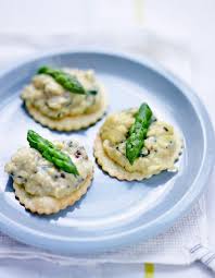 Oeufs Brouilles Aux Pointes D Asperges Sables Au Parmesan Pour 4 Personnes Recettes Elle A Table Recette Recettes De Cuisine Recette Nourriture Drole