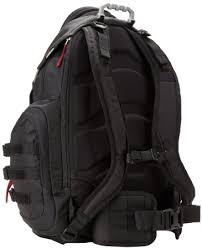 A padded back and adjustable. Oakley Kitchen Sink 92060 001 Rucksack Test Rucksack Test 2021