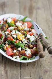 Brotsalat Mit Rucola Tomaten Zucchini Feta Basilikum Knusprigem Speck Und Einer Knoblauch Vinaigrette Brotsalat Rezepte Gutes Essen
